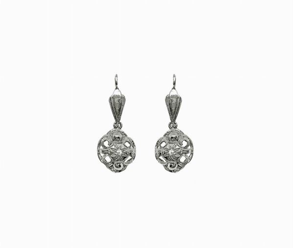 Earrings with pendants in the dome in white gold and diamonds. Gr 6.6