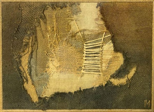 Ilenia Mendola - Tecnica mista, sacco e corda su tela, di Ileana Mendola (Catania, 1926), firmato in basso a destra, cm 53x63 
Ileana Mendola rappresenta una personalità che si evolve grazie al background familiare e artistico nella quale cresce. Figlia di padre siciliano, l’artista Carmelo Mendola, e di mamma friuliana, passa la prima parte della sua vita a Udine nella speranza di sfuggire alla guerra. L’arrivo a Catania segna la presa di coscienza della sua vocazione artistica che la porta a rinunciare allo 