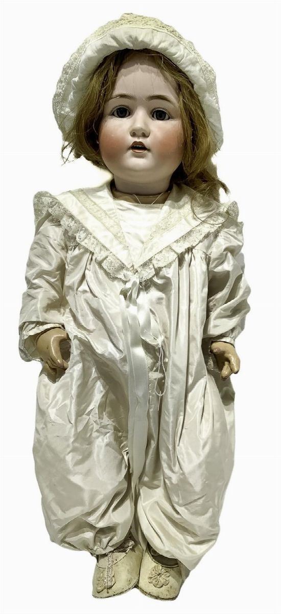 Bambola in biscuit e corpo in materiale composito, tutina color panna, capelli veri, occhi fissi, n. 4 dentini, arti mobili e curvi, firma J.D.K. 249, 1900 ca., provenienza Germania, h cm 62 ca.