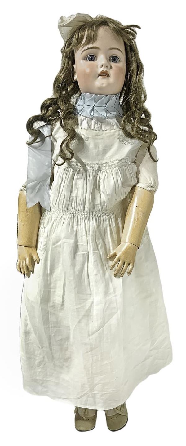 Doll in biscuit porcelain and body in composite material, white dress with a blue ribbon around his neck, bow head, real hair, eyes, n. 4 teeth, jointed limbs, signature 16 478, 1900 about, Germany origin, h 91 cm