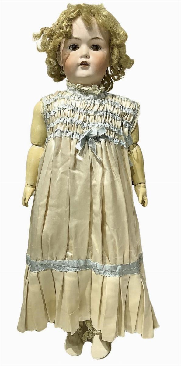 Bambola in biscuit e corpo in materiale composito, abito beige con inserti azzurri, capelli veri, occhi mobili, n. 4 dentini con linguetta, arti snodati, firma 72 Walkiure, 1900 ca., provenienza Germania, h cm 79