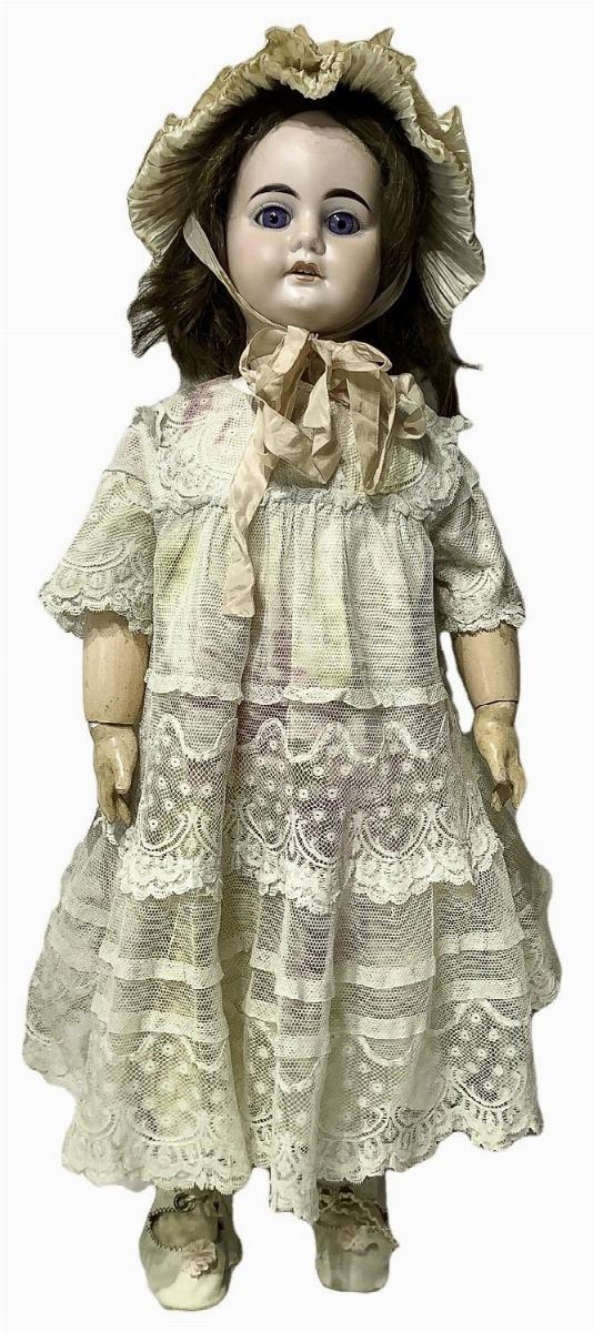 Bambola in biscuit e corpo in materiale composito, abito beige con sottoveste fiorata, cappellino, capelli veri, occhi mobili, n. 4 dentini, arti rigidi (inferiori), mobili (superiori), firma 1894 AM 8 DEP, 1895 ca., provenienza Germania, h cm 58, cordicella manda baci funzionante