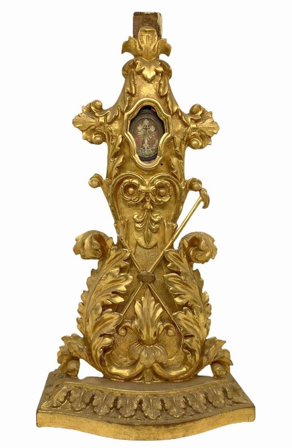 Reliquary in gilded wooden leafy, early nineteenth century. H 33 cm