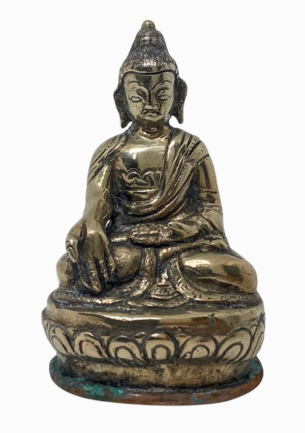 Piccola statua in metallo dorato raffigurante Buddha, inizi XX secolo. H cm 8