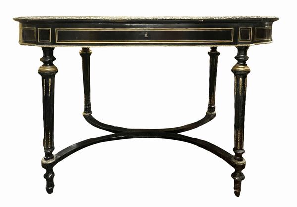 Table center in black ebonized wood, middle drawer, central inlaid surface golden brass, mother of pearl and ivory. gilded bronze Applications of outline and bordered brass. Napoleon III. H cm 75x130x70. Signs of use on the plane.
