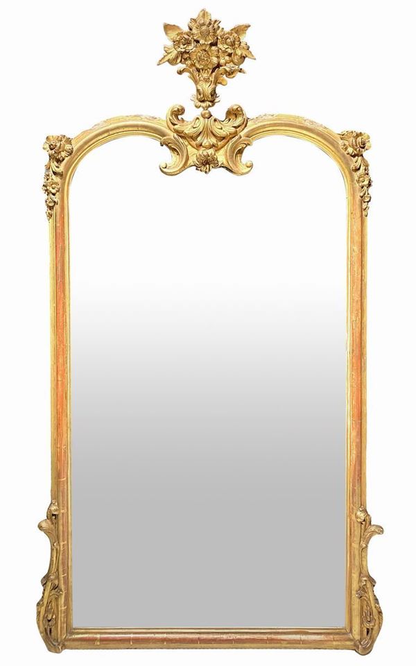 Specchiera in legno dorato con cimasa al centro. Fine XIX secolo. H cm 150. Larghezza cm 80. Piccole mancanze