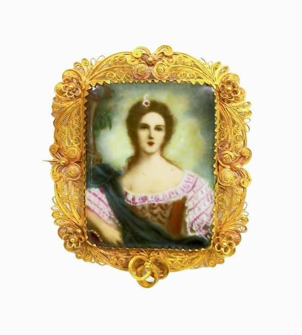 Brooch with miniature porcelain in filigree bezel (Trapani), in red low titer gold, nineteenth century. 5,8x4,6 Cm