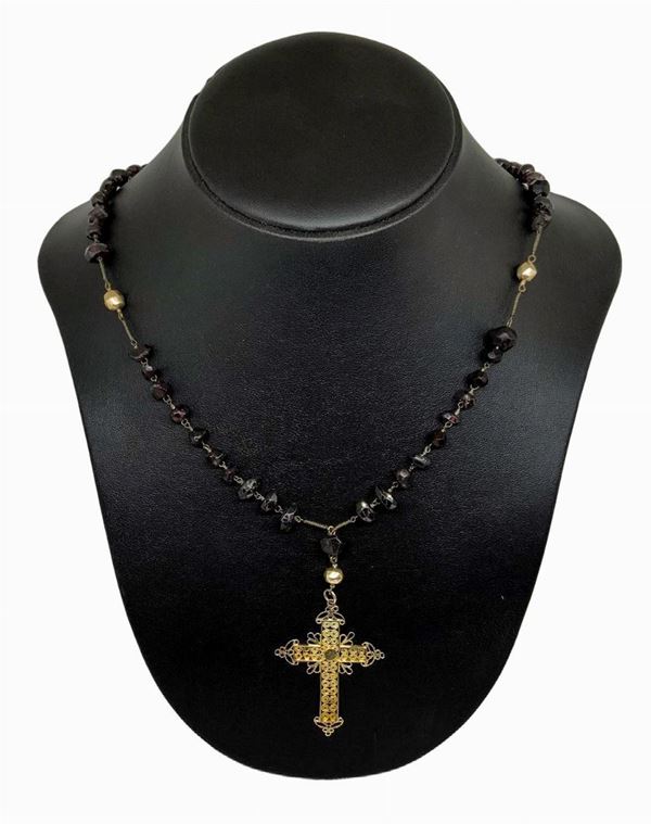 Coroncina da rosario in oro 9K e granati, croce in filigrana oro 9 K. Totali gr 44,40, croce gr 4