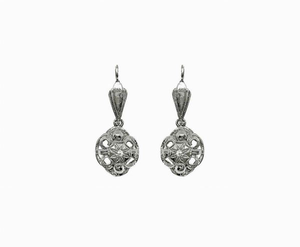 Earrings with pendants in the dome in white gold and diamonds. Gr 6.6