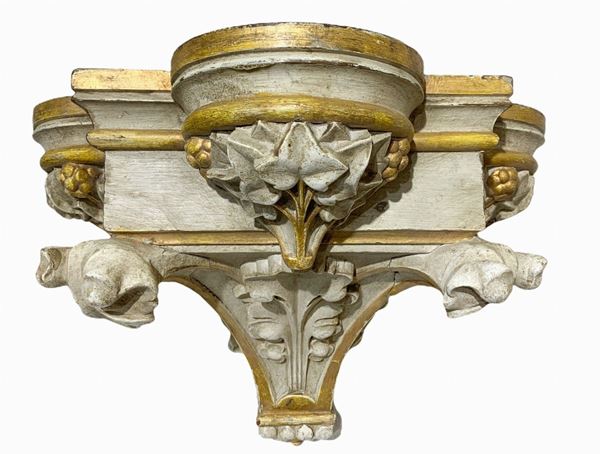 Mensola in legno laccata e dorata con foglie d'acanto e decori a foglie e fiori, fine XIX secolo. H cm 27x39