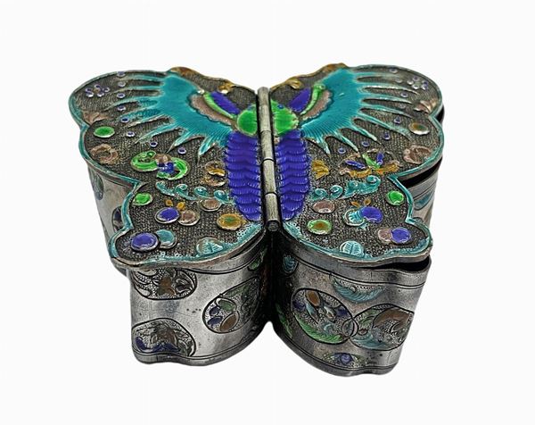Piccola scarola in argento e smalti raffigurante farfalla cinese, punzone Zuwen. H cm 2,5. Larghezza cm 7. Profondità cm 2,5