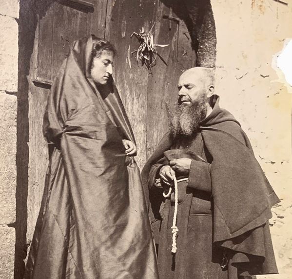 Wilhelm von Gloeden (1856-1931), albumin photos depicting monaco talks with character. Numbered and hallmarked on the back 19. Small lack on the right side up. Cm 17x22

"Wilhelm Von Gloeden was a German-born photographer who spent most of his life in Sicily, specifically in Taormina, a city that he chose as a second home. It was the youth health issues to take in the peninsula. Specifically, the choice of Taormina is linked dreamy ideal of Sicily that the photographer releases in his pictures