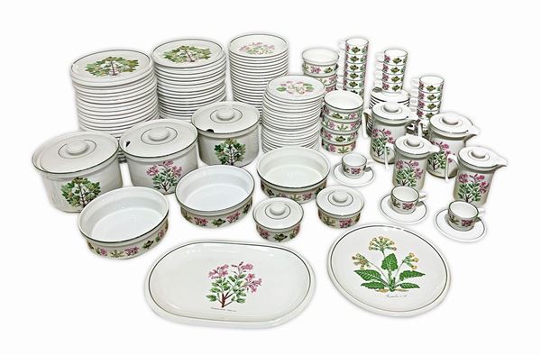 Servizio Irabia Pamplona Espana, composto da 47 piatti piani, 25 piatti fondi, 1 piatto ovale e 1 rotondo, 3 insalatiere, 2 zuppiere con buco per il mestolo e 1 senza buco, 24 piattini frutta, 23 tazze, 23 piattini, 10 coppette dessert, 2 lattiere, 2 caffettiere, 2 zuccheriere,
