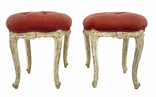 Pair of shabby chic ottoman with fabric quilted burgundy. Nineteenth century stools. H 52 cm diameter x 46 cm
