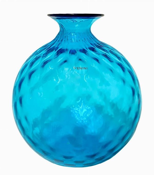 Produzione Venini, modello Balloton. Vaso in vetro nei toni dell'azzurro. Superficie lavorata matelassÃ¨, firma incisa alla base.
H cm 20