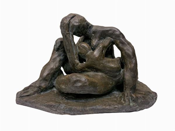 Scultura in terracotta patinata, in bronzo antico, raffigurante Maternit&agrave .
Firmata alla base Finocchiaro. (Roma 1946) H cm 22, base cm 34