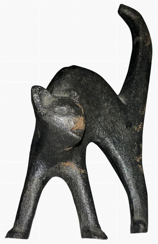 Atelier Hagenauer, Design by F. Hagenauer. Years â € ~30. Sculpture in black coated bronze fusion. depicting cat.
H 13 cm