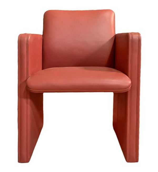 Poltrona Frau, poltroncina. Anni '90,Struttura in metallo rivestita in pelle nei toni del salmone, con ruote. Marchio della manifattura impressa
H cm ... 