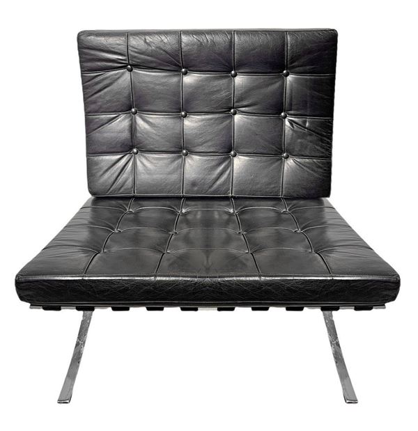 Poltrona stile Barcelona. Anni '90,struttura in metallo cromato, spalliera e seduta in pelle nei toni del nero, lavorazione capitonn&egrave . ... 