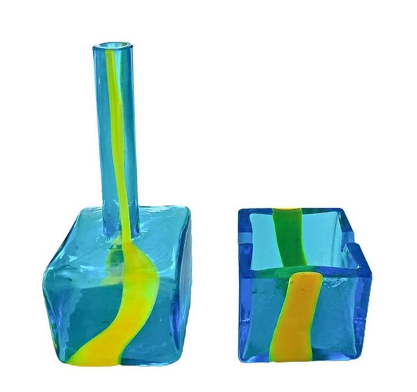Produzione Venini, disegno  Pierre Cardin. Lotto composto da un posacenere ed un vaso in vetro. Anni â€™70,solifiore nei toni del blu chiaro e ... 