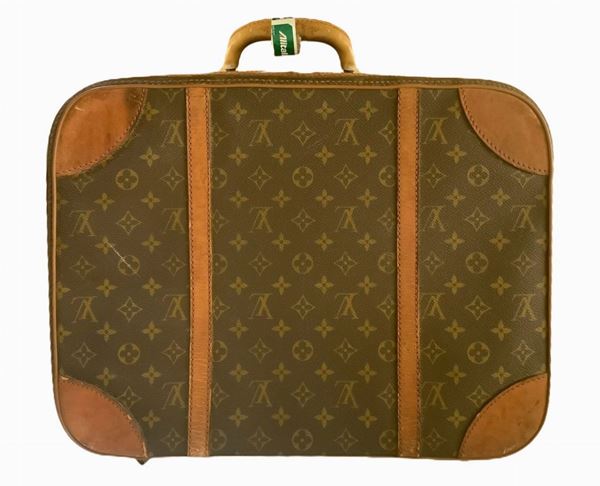 Produzione Louis Vuitton, valigia 48 ore, in vinile riportante monogrammi della manifattura. Anni &rsquo 60,Dettagli in cuoio color cognac e ottone.  ... 