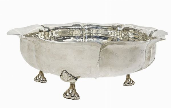Table center. With raised in hand-worked silver, Signed Levi. H 11 cm, diameter cm 37. gr 925.
H 11 cm, diameter cm 37. gr 925.
