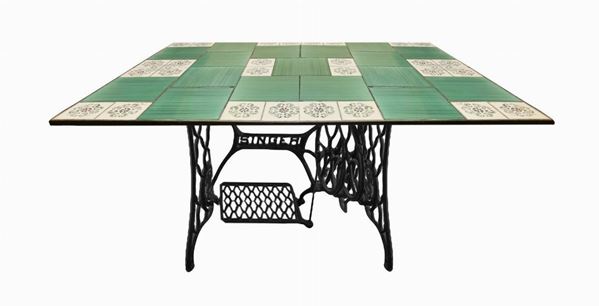 Rectangular table with tiles in majolica and iron base singer. H cm 74x122x82
H cm 74x122x82