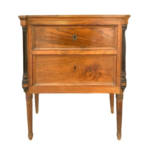 Comodino in legno di noce a due cassetti con colonne ebanizzate nero ai lati. Fine XVIII,Epoca Direttorio, Sicilia, fine XVIII secolo. H cm ... 