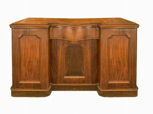 Servante in legno di mogano, due sportelli laterali piÃ¹ uno centrale. Inizi XX secolo,
H cm 88. Larghezza cm 150. ProfonditÃ  cm 50