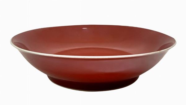 Piatto in porcellana monocroma â€œSang de boeuf â€, recante marchio a sei caratteri , Cina, Xianfeng. ( 1831-1861),
 Diametro cm 16