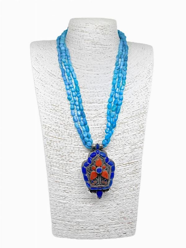 3-wire turquoise Arizona necklace. Silver central with lapis lazuli and coral. Silver closure.
Length 72 cm