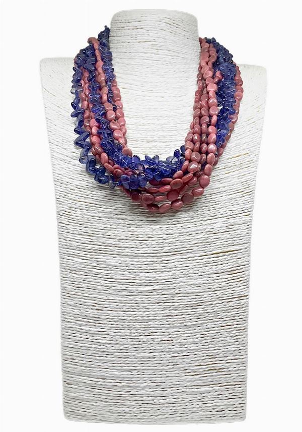 Collana composta da cinque fili. di RODONITE ovalino piÃ¹ tre fili di IOLITE ovalino, chiusura in Argento lucido.
Lunghezza cm 116