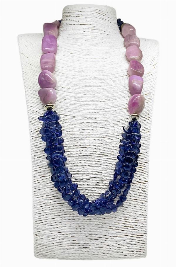 Collana con quattro piÃ¹ quattro. fili di ovalini di IOLITE (blu) piÃ¹ due fili di KUNZITE (rosa).
Lunghezza cm 80
