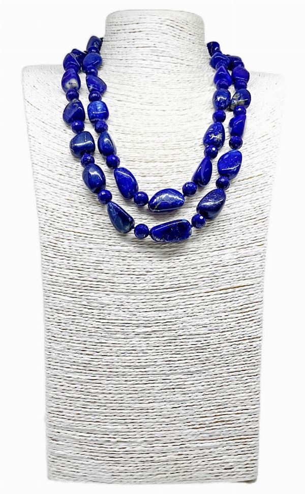 Collana due fili lapislazzuli a sfere sfaccettate alternate a sasso liscio. Chiusura in Argento laccato Oro satinato. Diametro sfere mm 10
Lunghezza ... 