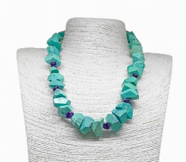 Collana in TURCHESE ad elementi geometrici inframezzati da ametista sfaccettata, chiusura in argento.  Lunghezza cm 54
