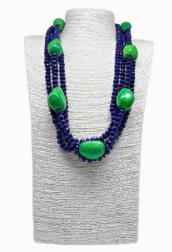 Collana quattro fili. lapislazzuli mm 8, sfera sfaccettata piÃ¹ sette ciottoli di TURCHESE VERDE. Chiusura Argento laccato Oro.
Lunghezza cm 80 circa.