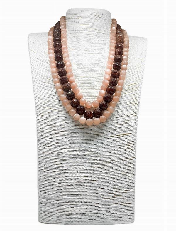 Collana tre fili. due fili Pietra di Luna Moonstone (c. colore nocciola chiaro) mm 10, sfera liscia piÃ¹ filo centrale GRANATO marrone, Piropo, sfera ... 