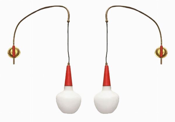 Produzione italiana nello stile Arredoluce Monza. Coppia di appliques. struttura in ottone zapponato e alluminio laccato nei toni del rosso, ... 