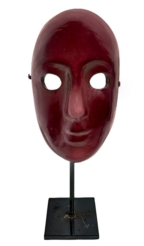 Venini, Maschera veneziana in vetro di Murano bordeaux, anni 80.
Firmata Venini, Italia 83, H cm 23
&nbsp 