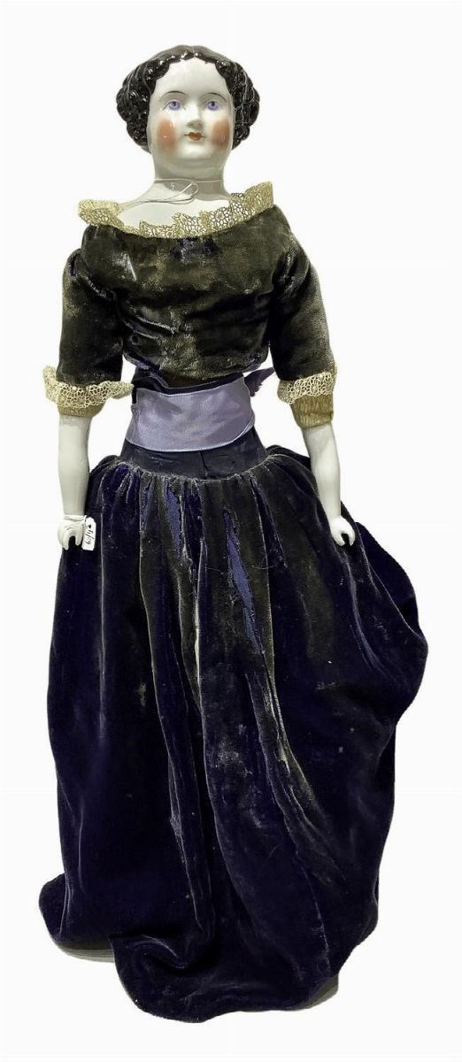 Bambola in porcellana di Paro, "Paria" e stoffa imbottita, abito lungo blu in velluto, con cintura in vita, capelli stampati, occhi dipinti, 1880 ca., Germania, h cm 53, vestito da riprendere
