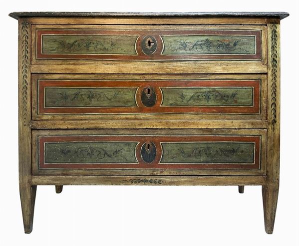Cassettone in legno laccato, inizi XIX secolo, Sicilia. Nei toni del verde e del beige, decorato con motivi floreali sul fronte, sui lati e sul piano. Tre cassetti, piedi troncopiramidali, H cm 98x120x53.
