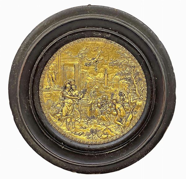 Tondo in ottone dorato in cornice di legno ebanizzato De Nuptis mercurii et philologiae, fine XVIII secolo. 
Raffigurazione dell’ascesa in cielo di Filologia per sposare Mercurio, dio dell’eloquenza, in riunione con le arti liberali. Fa da sfondo un paesaggio architettonico con la tecnica del bassorilievo stiacciato su rame che rende un grande senso di profondità e rilievo. Celebrano l’evento le sette arti liberali: grammatica, dialettica, retorica, il “Trivio”, aritmetica, geometria, astronom