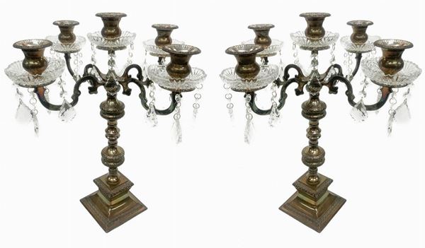 Coppia di candelieri in royal shieffiled (Inghilterra), cinque luci, XX secolo. Base quadrata con brindoli e piattini in vetro molato. H cm 48