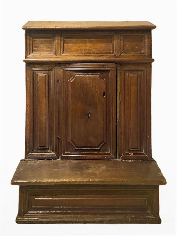 Inginocchiatoio in legno di noce, XVII secolo, Sicilia.Con alzata nella parte inferiore e scarbattoli. H cm 97. Cm 70x50.