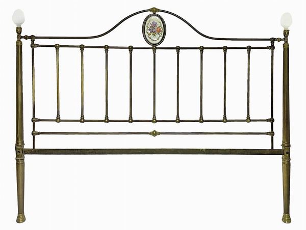 Brass bed from the nineteenth century, with porcelain medallion on headboard and footboard, glass knobs milk glass from Murano. Measurements of the heading: h 142 cm, width 182, 173. Measurements internal width of the footboard: h 129 cm, width 182 cm, inner width cm 173. Length cm spar 206. Base 18 cm.