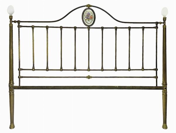 Letto in ottone degli inizi del XIX secolo, con medaglione in porcellana su testata e pediera, pomoli in vetro lattimo di Murano. Misure della testata: h cm 142, larghezza 182, larghezza interno 173. Misure della pediera: h cm 129, larghezza cm 182, larghezza interno cm 173. Lunghezza longherone cm 206. Base cm 18.