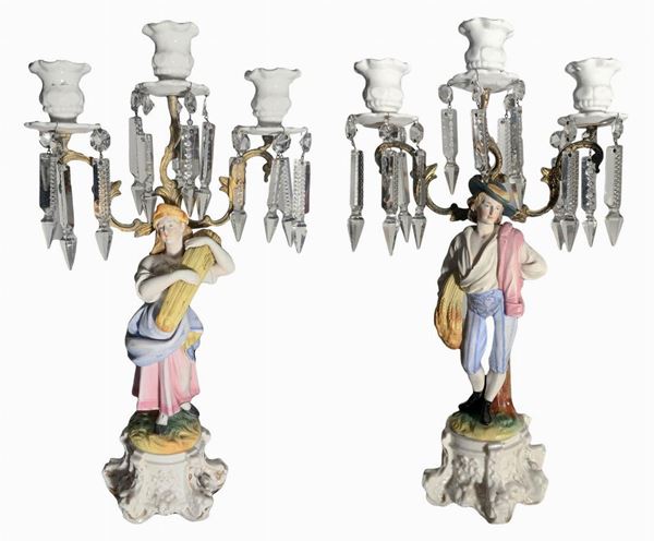 Coppia di candelieri in porcellana Biscuit a tre luci con brindoli in vetro molati a mano, Vecchia Francia, XIX secolo. H cm 40.

