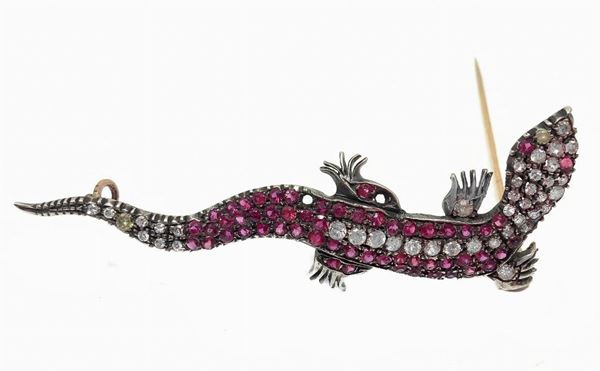 Spilla lucertola  in metallo dorato e strass. Piccole mancanze 