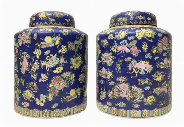Coppia di potiche cinesi con decori floreali su fondo blu, XX secolo, H cm  37, base diametro cm 27