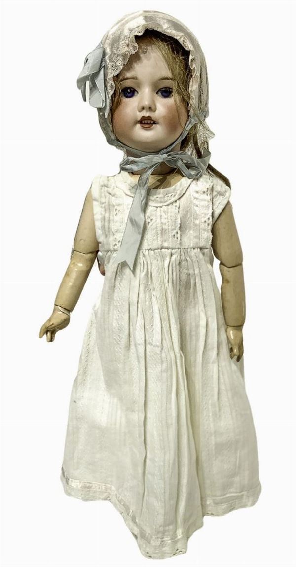 Bambola in biscuit e corpo in materiale composito, abito bianco con bordino rosa sul petto e all'estremità, capelli veri, occhi mobili, n. 4 dentini, arti mobili, firma 21 S.F.B.J. 60 Paris, 1899, provenienza Parigi, h cm 49